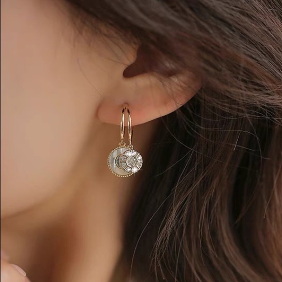 💎 FREE w/bundle❗️ PRICE🔻”Ocean’s Tears” Gold Mother of Pearl Earrings ✨💫 - Picture 7 of 10